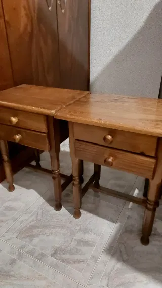 2 Comodini Antichi in Legno