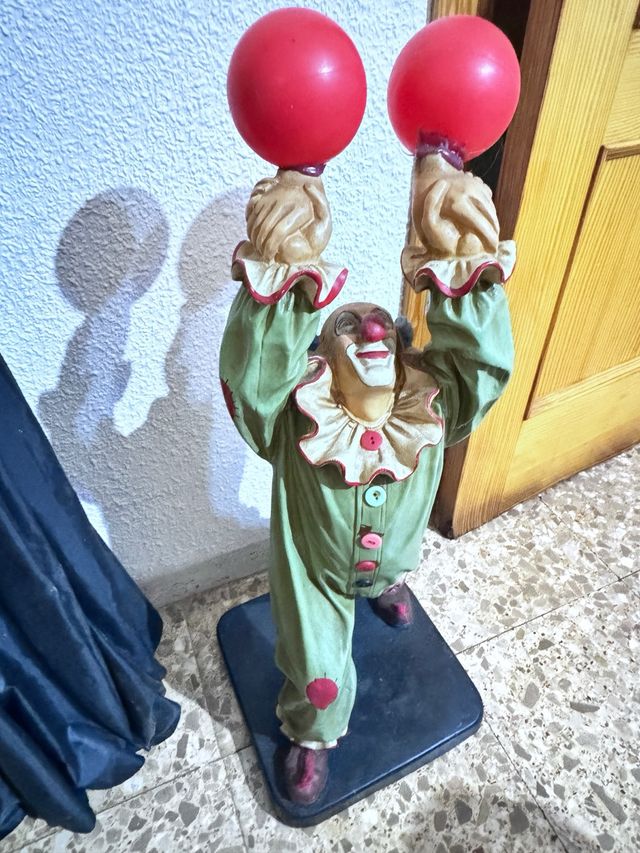 Figura di clown con palloncini rossi