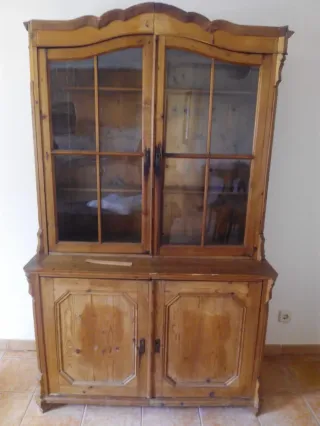 Aparador de madera con puertas de cristal