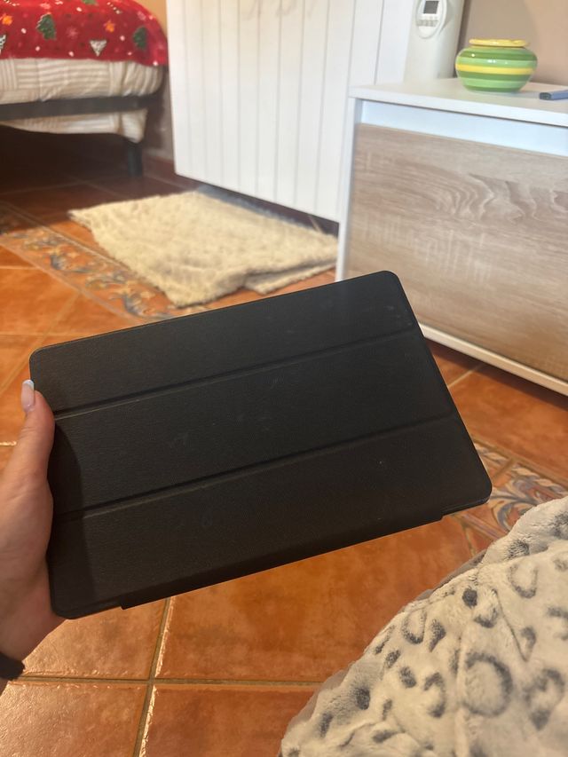 Tablet con funda negra