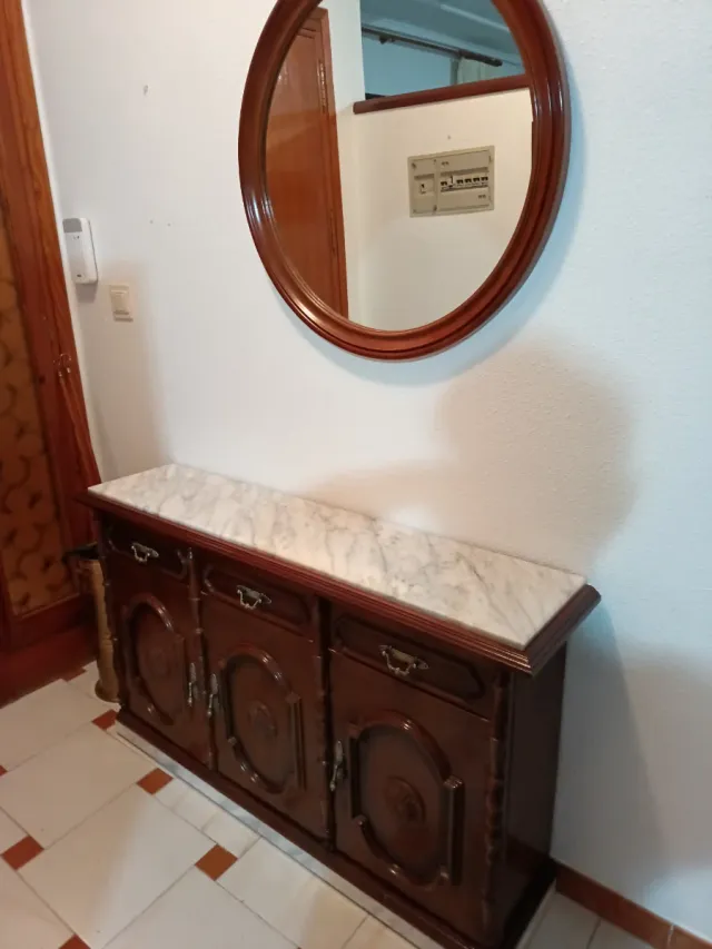 Recibidor de madera y mármol