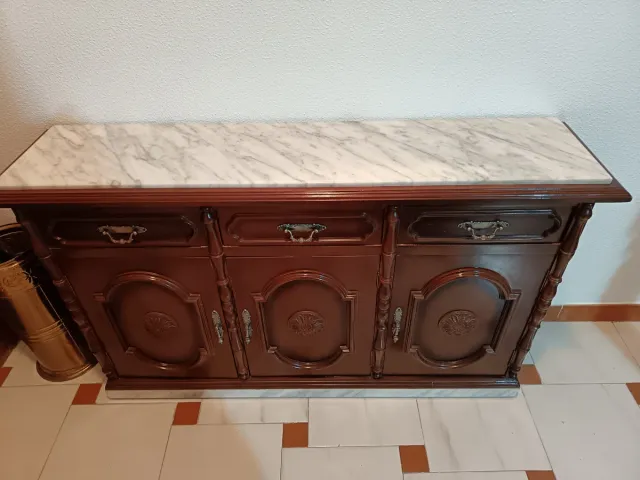 Recibidor de madera y mármol