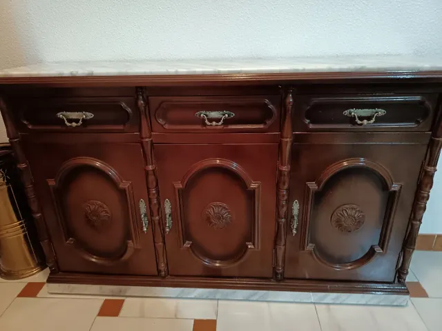 Recibidor de madera y mármol