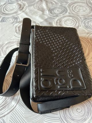 Bolso con correa marca Desigual