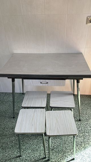 Mesa de cocina con 4 taburetes