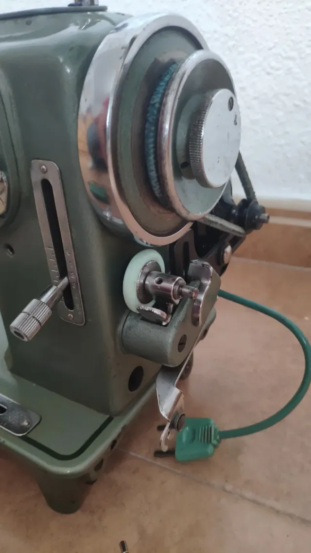 Máquina de coser Refrey 427