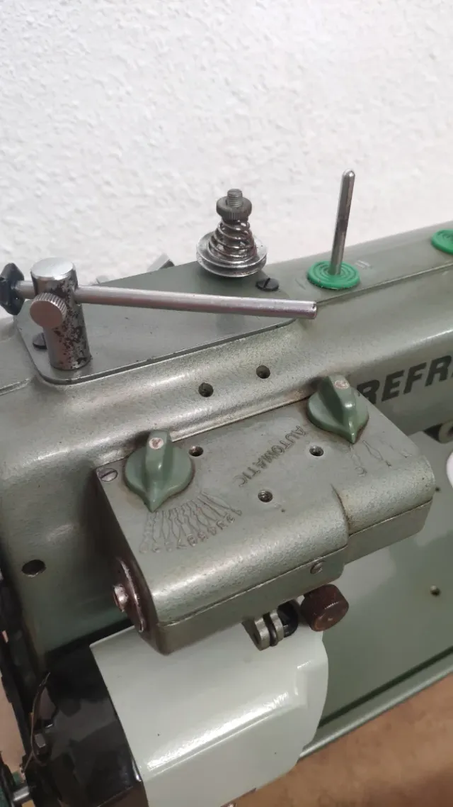Máquina de coser Refrey 427