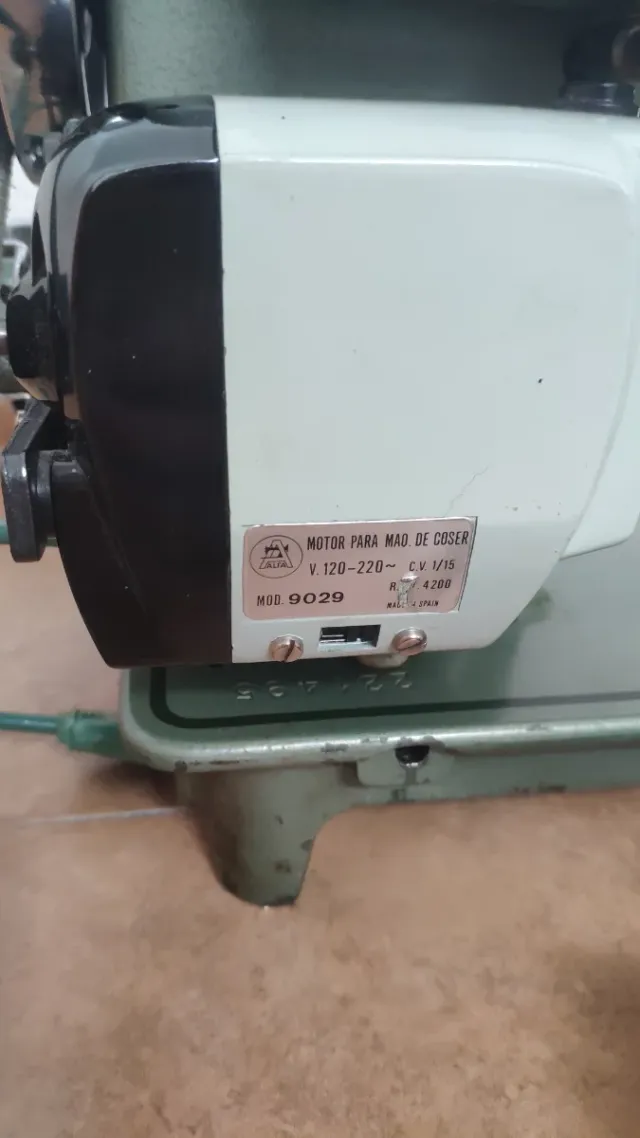 Máquina de coser Refrey 427