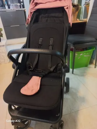 Carrito de bebé rosa y negro