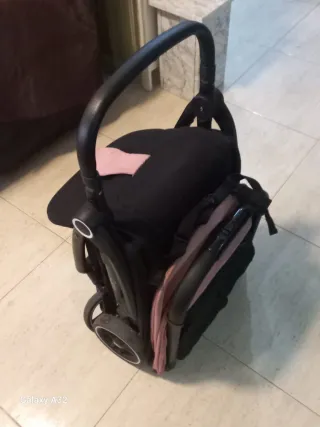 Carrito de bebé rosa y negro