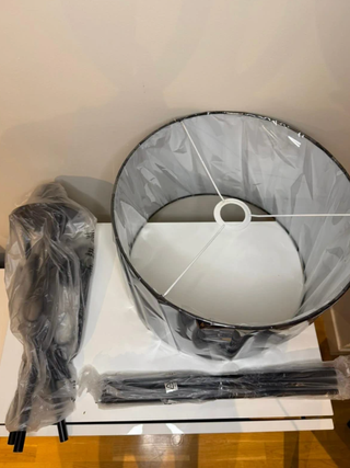 Lámpara de pie negra trípode