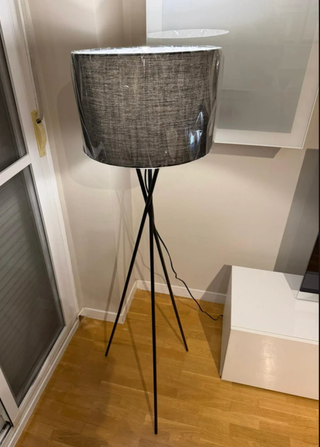 Lámpara de pie negra trípode