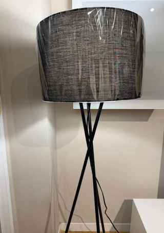 Lámpara de pie negra trípode