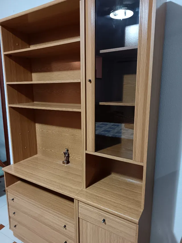 Mueble de comedor madera y cristal