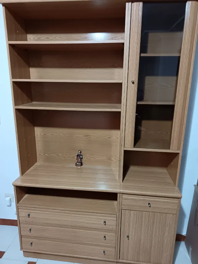 Mueble de comedor madera y cristal