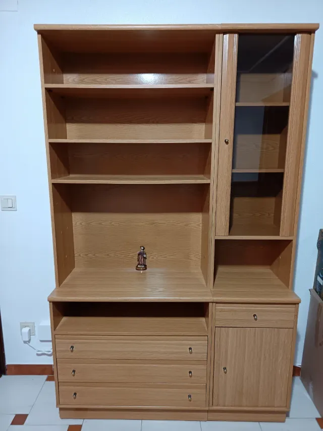 Mueble de comedor madera y cristal