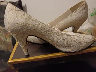 Zapatos de tacón Suyvi blancos