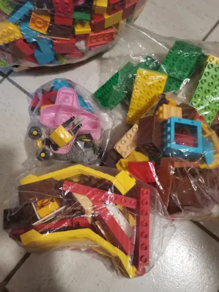 Lego Duplo 10 kg con 26 personaggi. Posso dividere