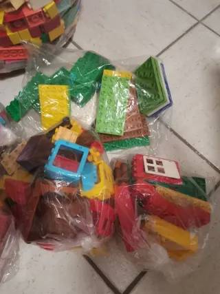 Lego Duplo 10 kg con 26 personaggi. Posso dividere