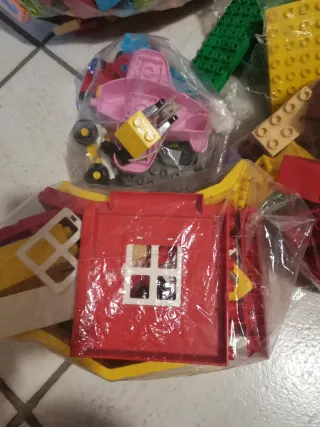 Lego Duplo 10 kg con 26 personaggi. Posso dividere