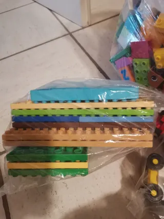 Lego Duplo 10 kg con 26 personaggi. Posso dividere