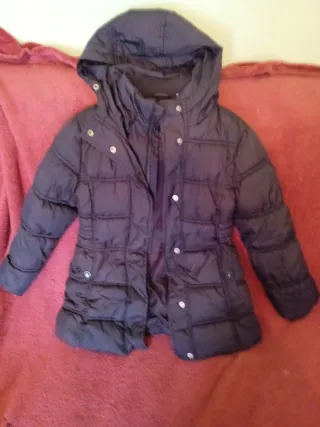 Chaqueta azul acolchada con capucha talla 122