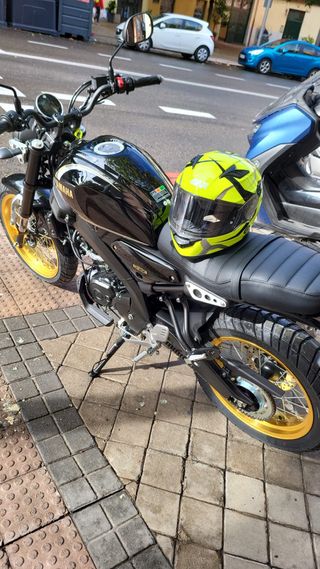 Yamaha XSR 125 Legacy Negra y Dorada