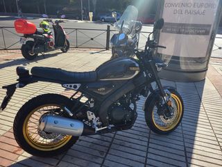 Yamaha XSR 125 Legacy Negra y Dorada