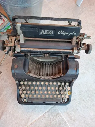 Máquina de escribir AEG Olympia antigua