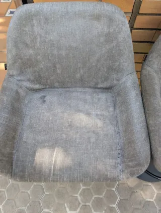 2 taburetes altos en gris giratorios para cocina