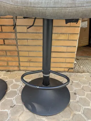 2 taburetes altos en gris giratorios para cocina