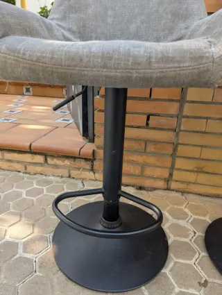 2 taburetes altos en gris giratorios para cocina