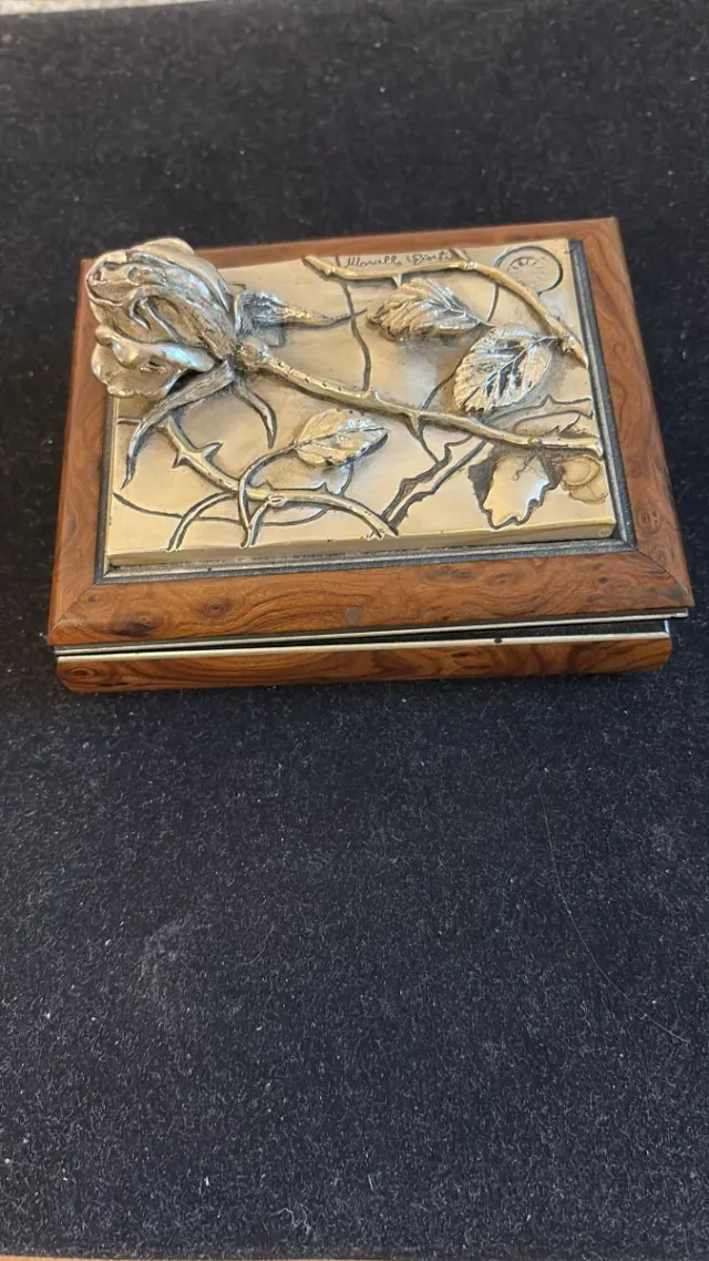 Cajita bañada en plata con diseño de rosa