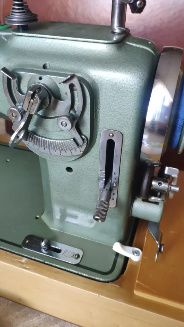 Máquina de coser Refrey Transforma 427