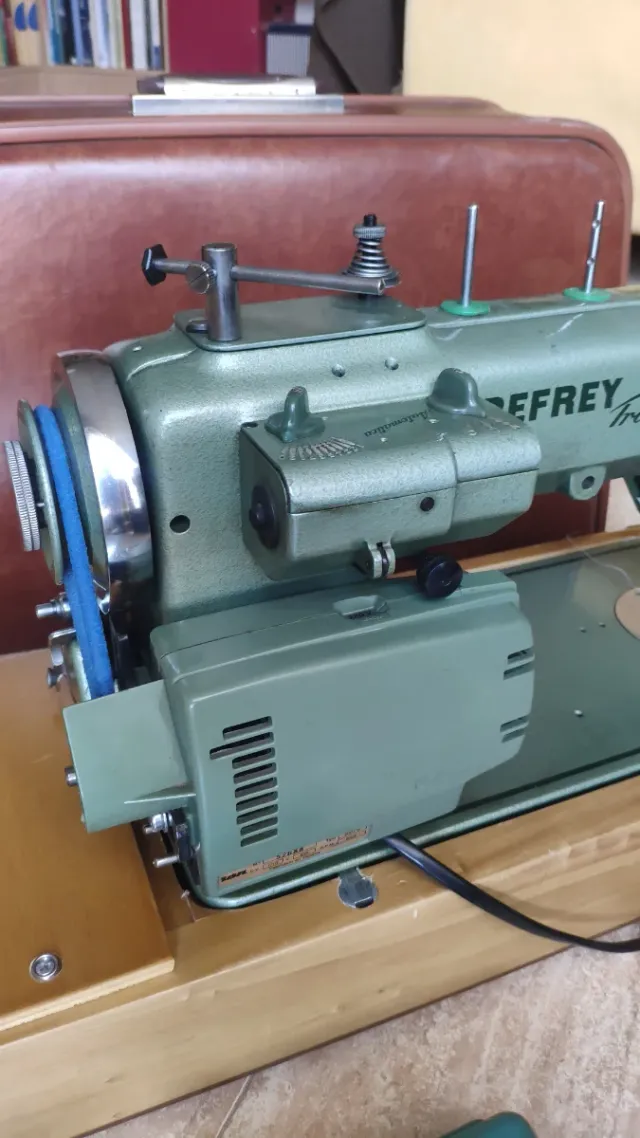 Máquina de coser Refrey Transforma 427