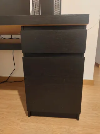 Mesa escritorio negra con cajonera
