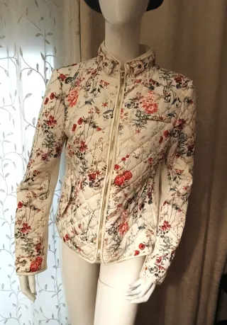 Cazadora floral acolchada