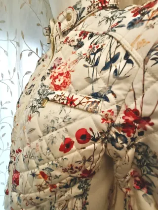 Cazadora floral acolchada