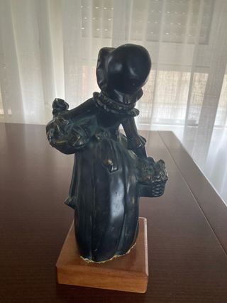 Figura mujer con cesta