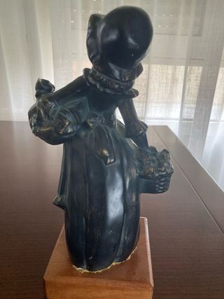 Figura mujer con cesta