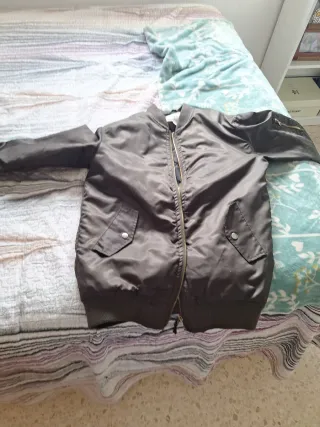 Cazadora bomber gris