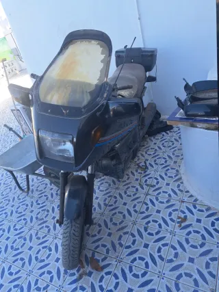 Moto BMW 1100 sin papeles y sin llave algo negocia