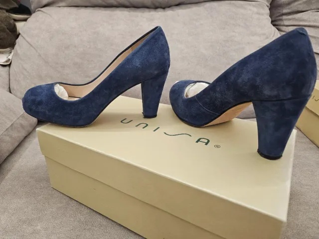 Zapatos de tacón azul marino