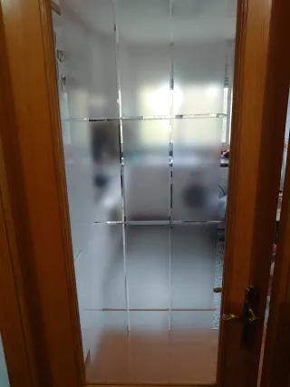 PUERTA DE COMEDOR CON CRISTAL VISELADO