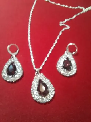 Precioso conjunto de fiesta.  Muy brillante.