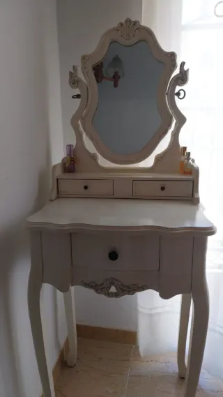 Tocador blanco con espejo y cajones