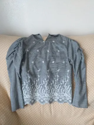 Blusa Zara bordada gris y blanca