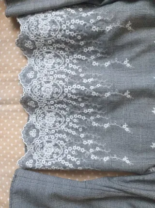 Blusa Zara bordada gris y blanca