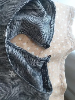 Blusa Zara bordada gris y blanca