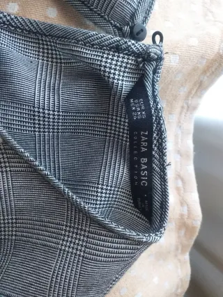 Blusa Zara bordada gris y blanca